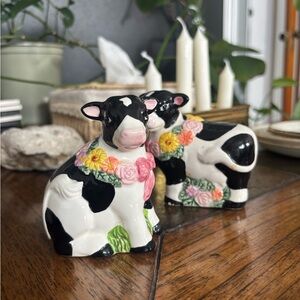 *SOLD* Vintage Floral Cow Salt and Pepper Shakers